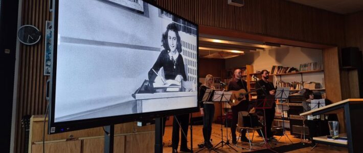 Lehrerband liefert musikalischen Rahmen bei Eröffnung der Anne Frank Ausstellung
